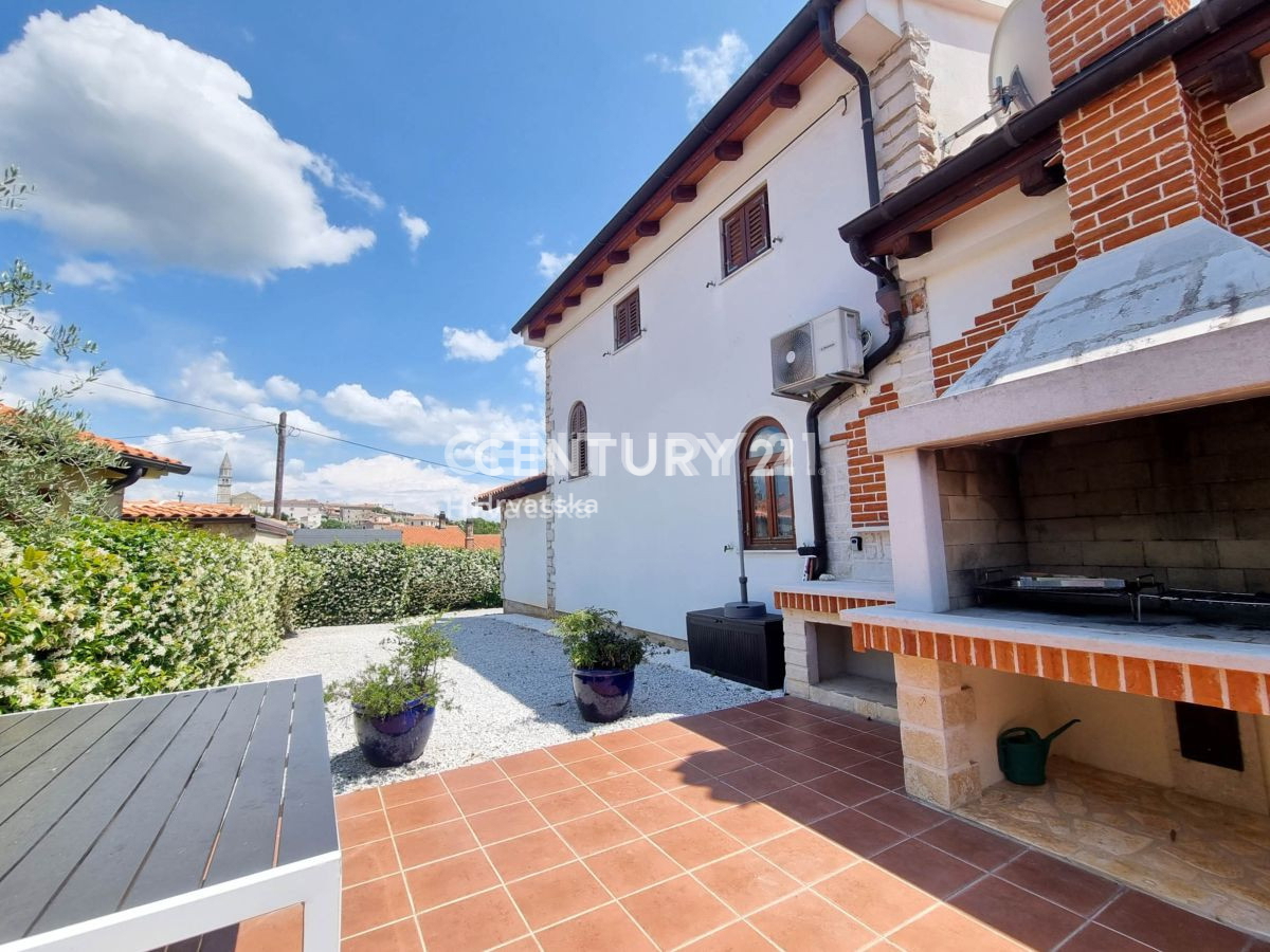 VIŠNJAN, HIŠA S BAZENOM IN POGLEDOM NA STARI GRAD VIŠNJAN