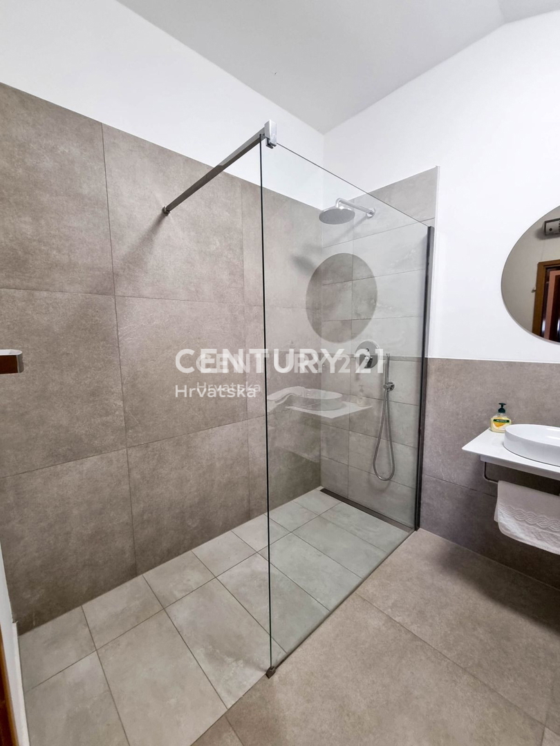 VIŠNJAN, HIŠA S BAZENOM IN POGLEDOM NA STARI GRAD VIŠNJAN