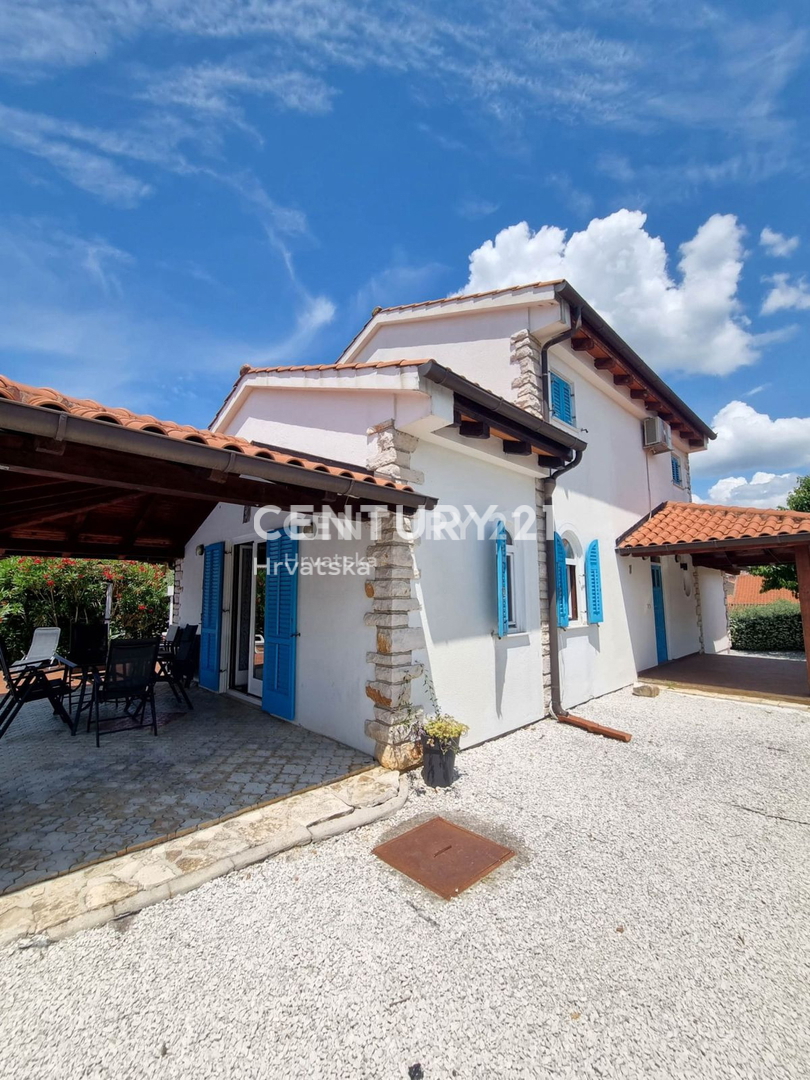 VIŠNJAN, HIŠA S BAZENOM IN POGLEDOM NA STARI GRAD VIŠNJAN