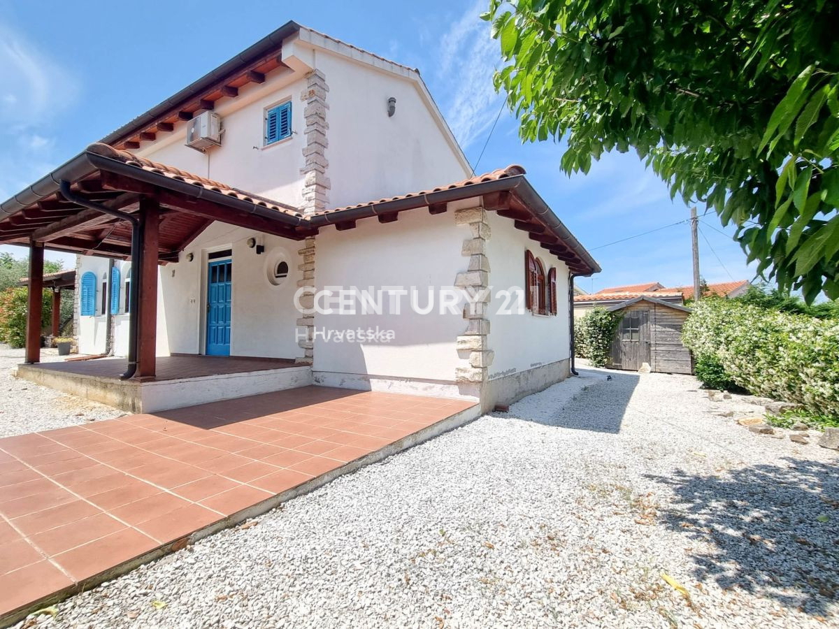 VIŠNJAN, HIŠA S BAZENOM IN POGLEDOM NA STARI GRAD VIŠNJAN