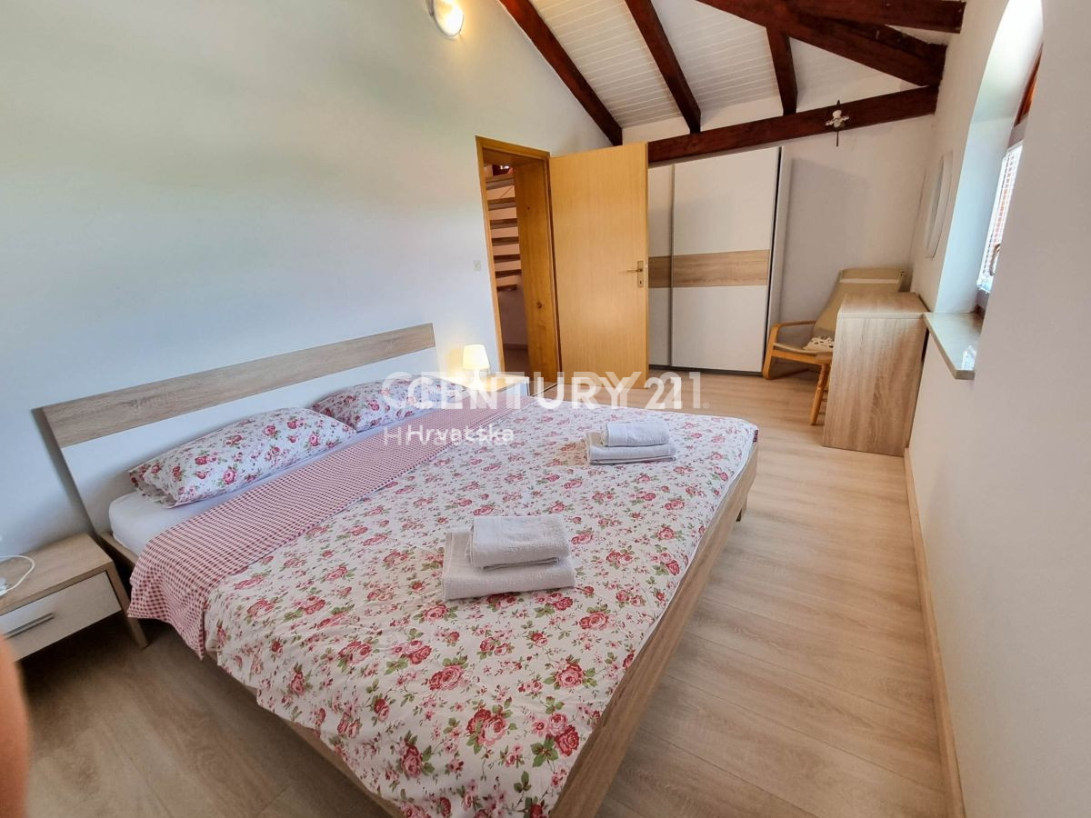 VIŠNJAN, HIŠA S BAZENOM IN POGLEDOM NA STARI GRAD VIŠNJAN