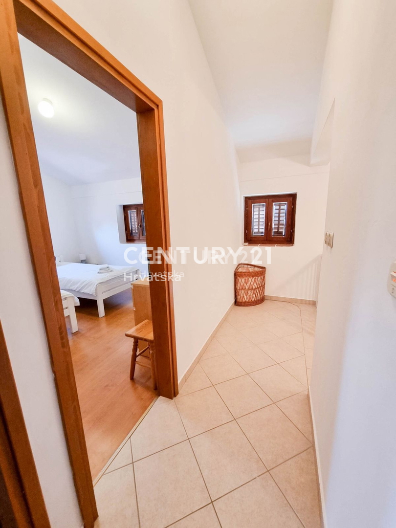 VIŠNJAN, HIŠA S BAZENOM IN POGLEDOM NA STARI GRAD VIŠNJAN