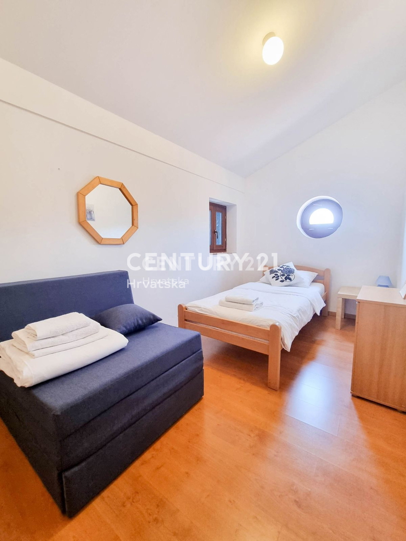 VIŠNJAN, HIŠA S BAZENOM IN POGLEDOM NA STARI GRAD VIŠNJAN