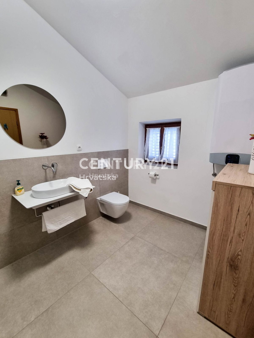 VIŠNJAN, HIŠA S BAZENOM IN POGLEDOM NA STARI GRAD VIŠNJAN