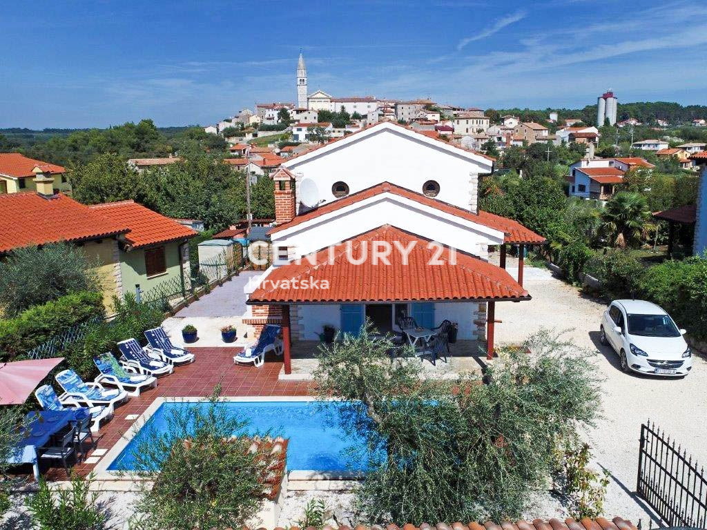 VIŠNJAN, HIŠA S BAZENOM IN POGLEDOM NA STARI GRAD VIŠNJAN