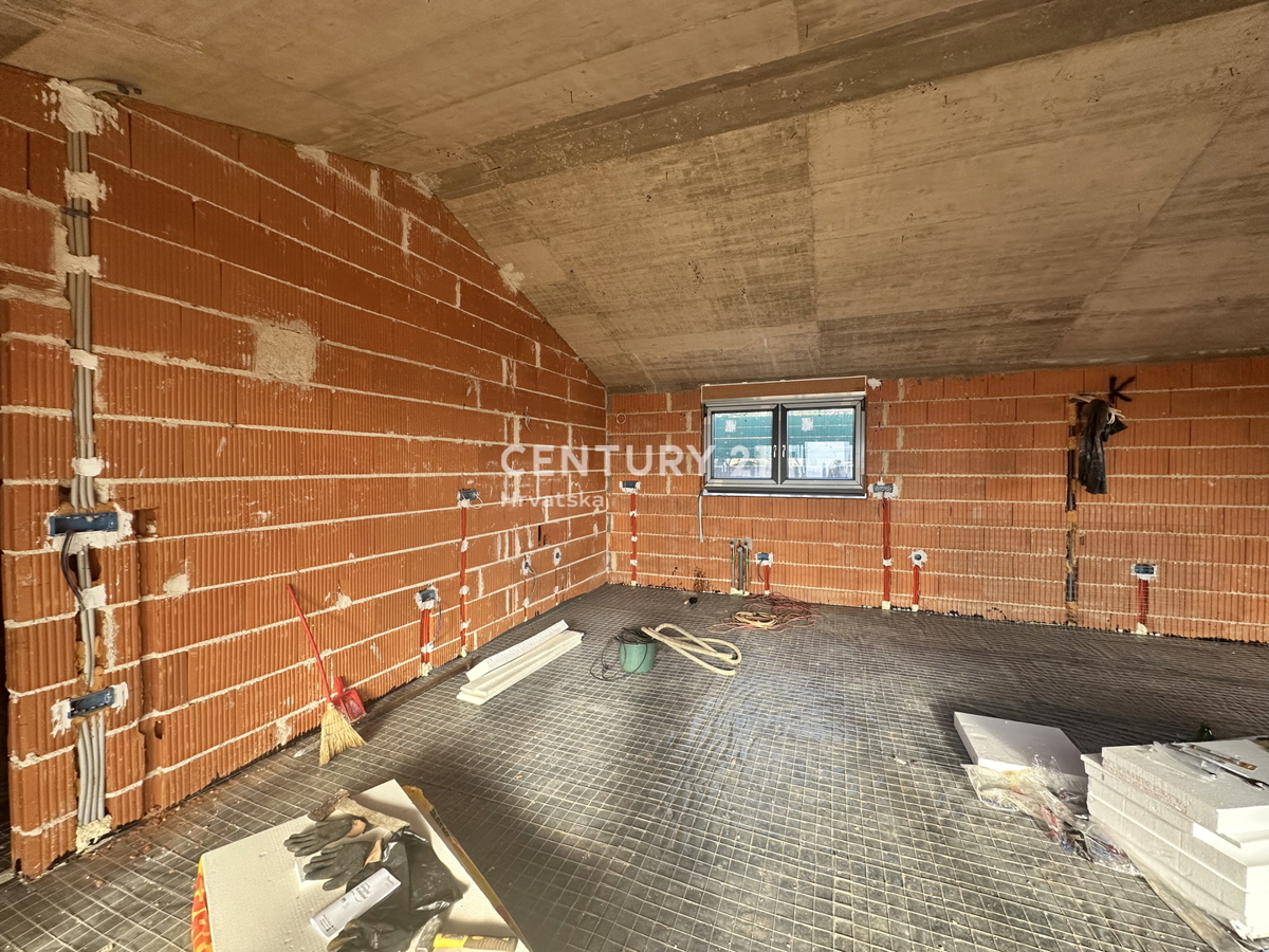 SVETVINČENAT, PRIZEMLJENA HIŠA S 4 SOBA IN BAZENOM, MIRNA LOKACIJA