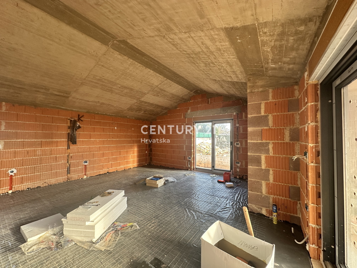 SVETVINČENAT, PRIZEMLJENA HIŠA S 4 SOBA IN BAZENOM, MIRNA LOKACIJA