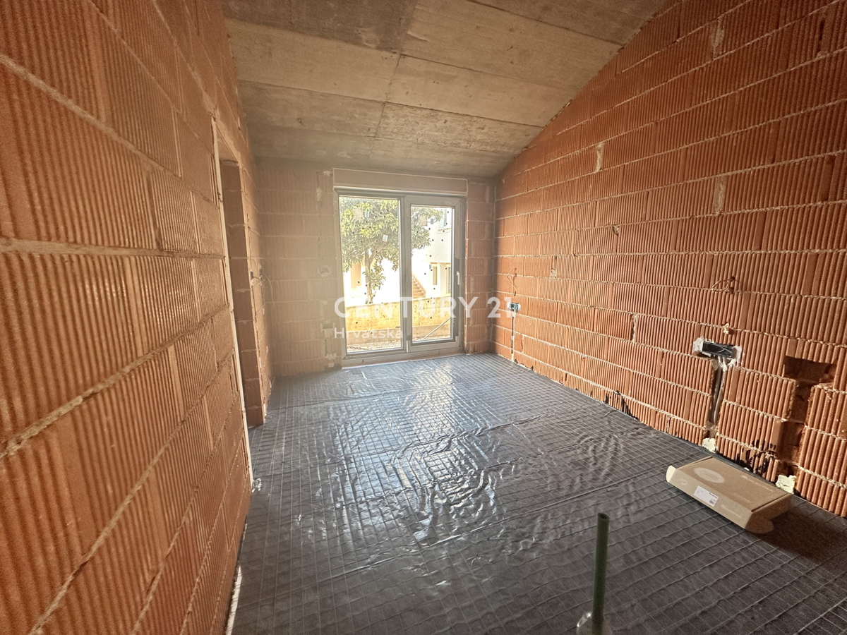 SVETVINČENAT, PRIZEMLJENA HIŠA S 4 SOBA IN BAZENOM, MIRNA LOKACIJA