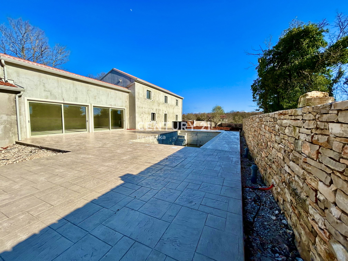 GROŽNJAN, OKOLICA, NOVA VILA NA VRHUNSKI LOKACIJI