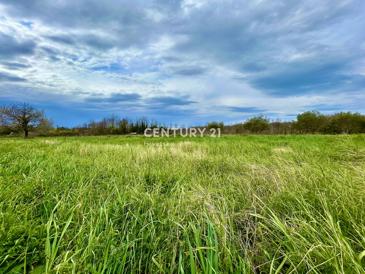 UMAG, GRADBENO ZEMLJIŠČE SAMO 1,5 KM OD MORJA