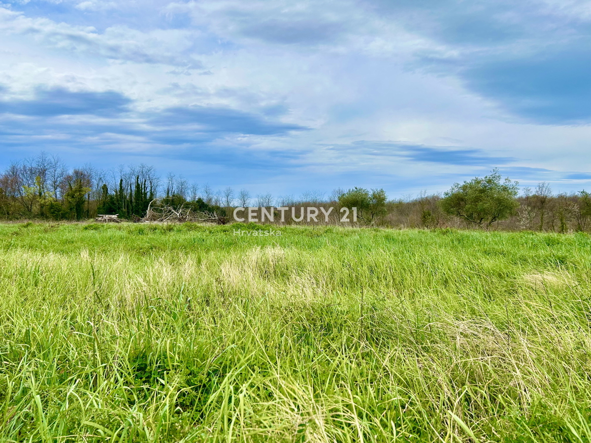 UMAG, GRADBENO ZEMLJIŠČE SAMO 1,5 KM OD MORJA