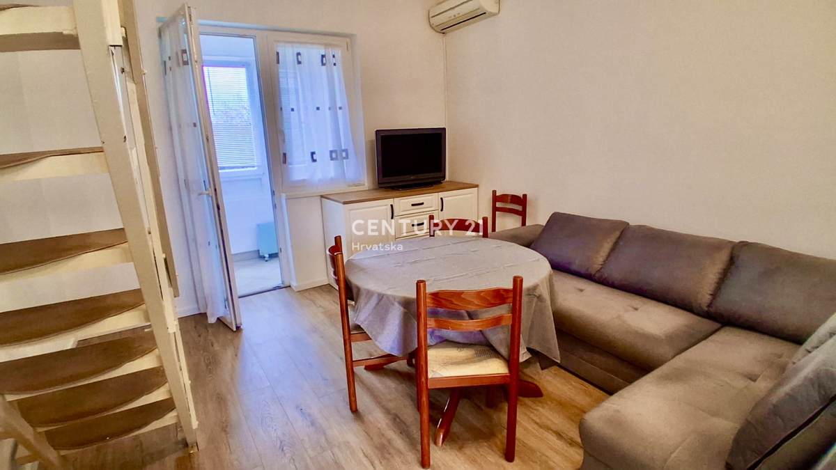 POREČ, ČERVAR PORAT, DVOSTOPENJSKO STANOVANJE LE 150 METROV OD PLAŽE