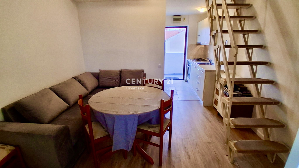 POREČ, ČERVAR PORAT, DVOSTOPENJSKO STANOVANJE LE 150 METROV OD PLAŽE