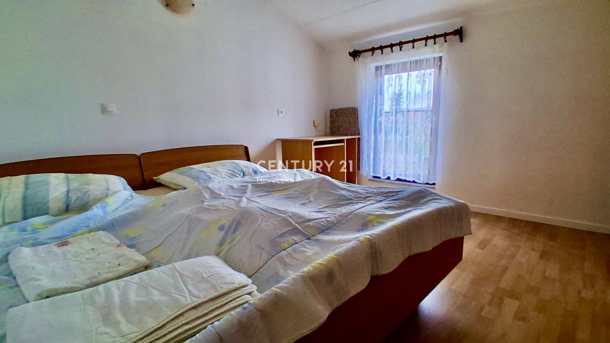 POREČ, ČERVAR PORAT, DVOSTOPENJSKO STANOVANJE LE 150 METROV OD PLAŽE