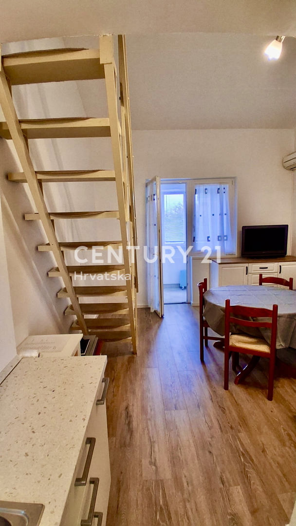 POREČ, ČERVAR PORAT, DVOSTOPENJSKO STANOVANJE LE 150 METROV OD PLAŽE