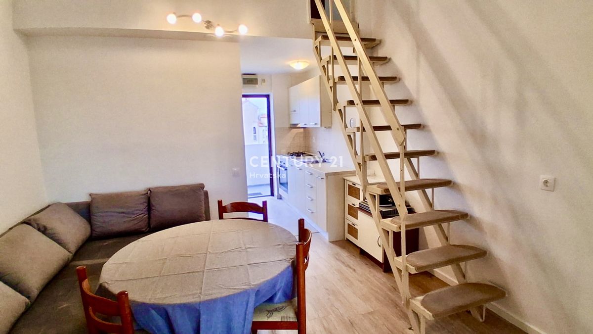 POREČ, ČERVAR PORAT, DVOSTOPENJSKO STANOVANJE LE 150 METROV OD PLAŽE