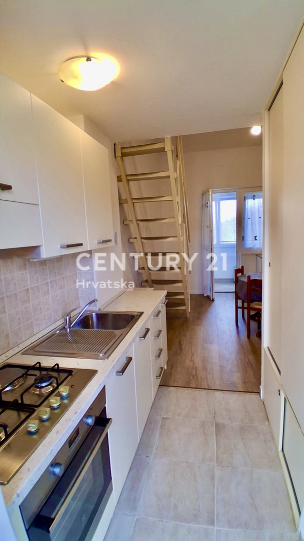 POREČ, ČERVAR PORAT, DVOSTOPENJSKO STANOVANJE LE 150 METROV OD PLAŽE