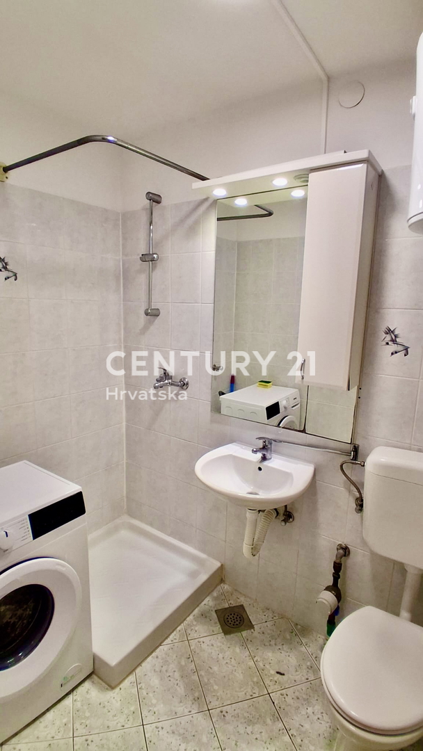 POREČ, ČERVAR PORAT, DVOSTOPENJSKO STANOVANJE LE 150 METROV OD PLAŽE