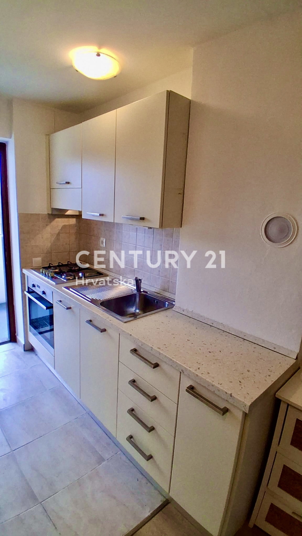 POREČ, ČERVAR PORAT, DVOSTOPENJSKO STANOVANJE LE 150 METROV OD PLAŽE