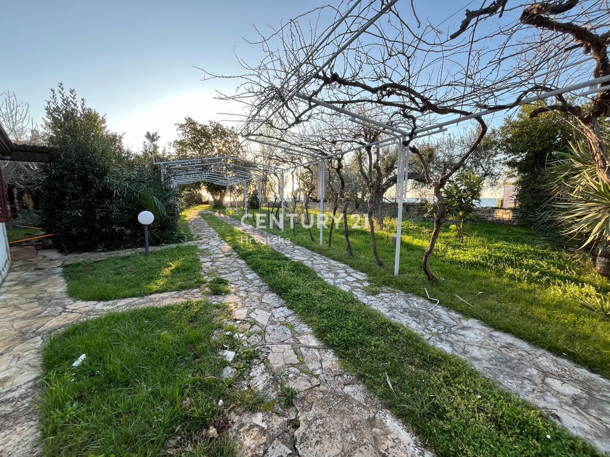 UMAG, DVE PRIZEMNICI Z DIREKTNIM DOSTOPOM DO PLAŽE