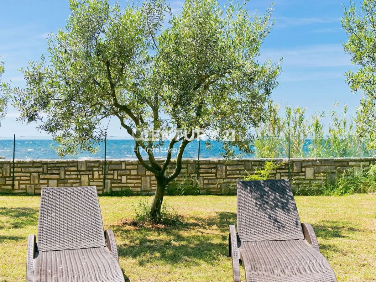 UMAG, DVE PRIZEMNICI Z DIREKTNIM DOSTOPOM DO PLAŽE