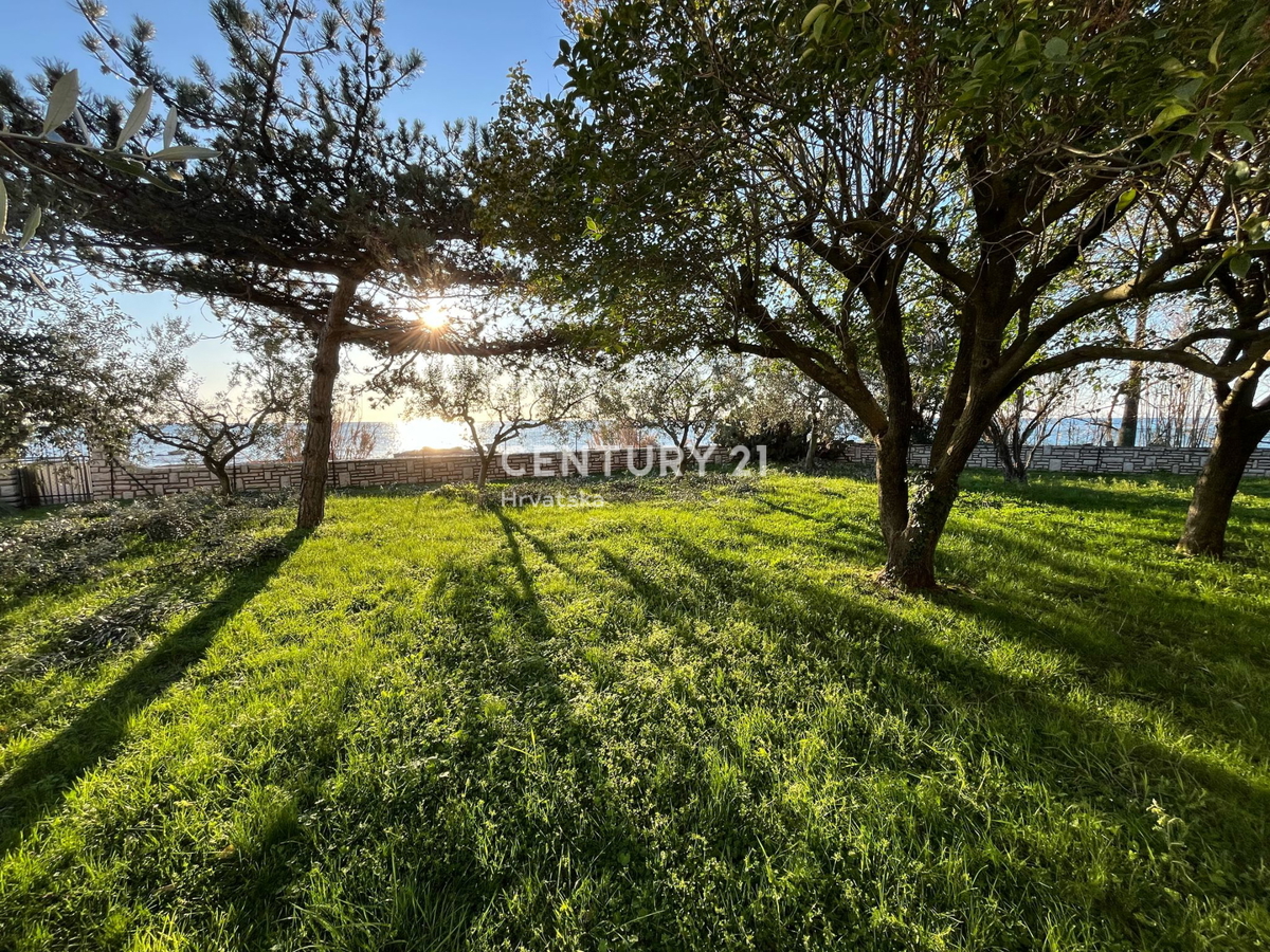 UMAG, DVE PRIZEMNICI Z DIREKTNIM DOSTOPOM DO PLAŽE