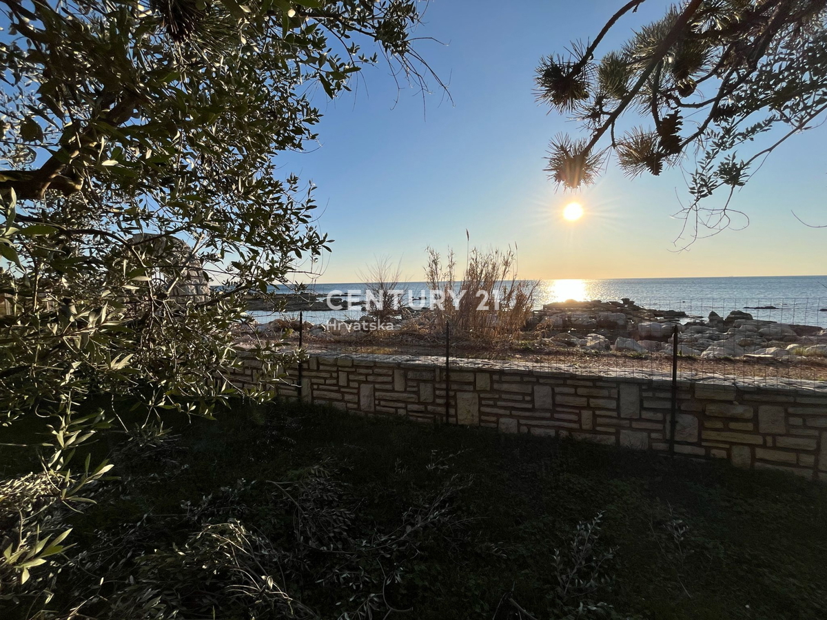 UMAG, DVE PRIZEMNICI Z DIREKTNIM DOSTOPOM DO PLAŽE