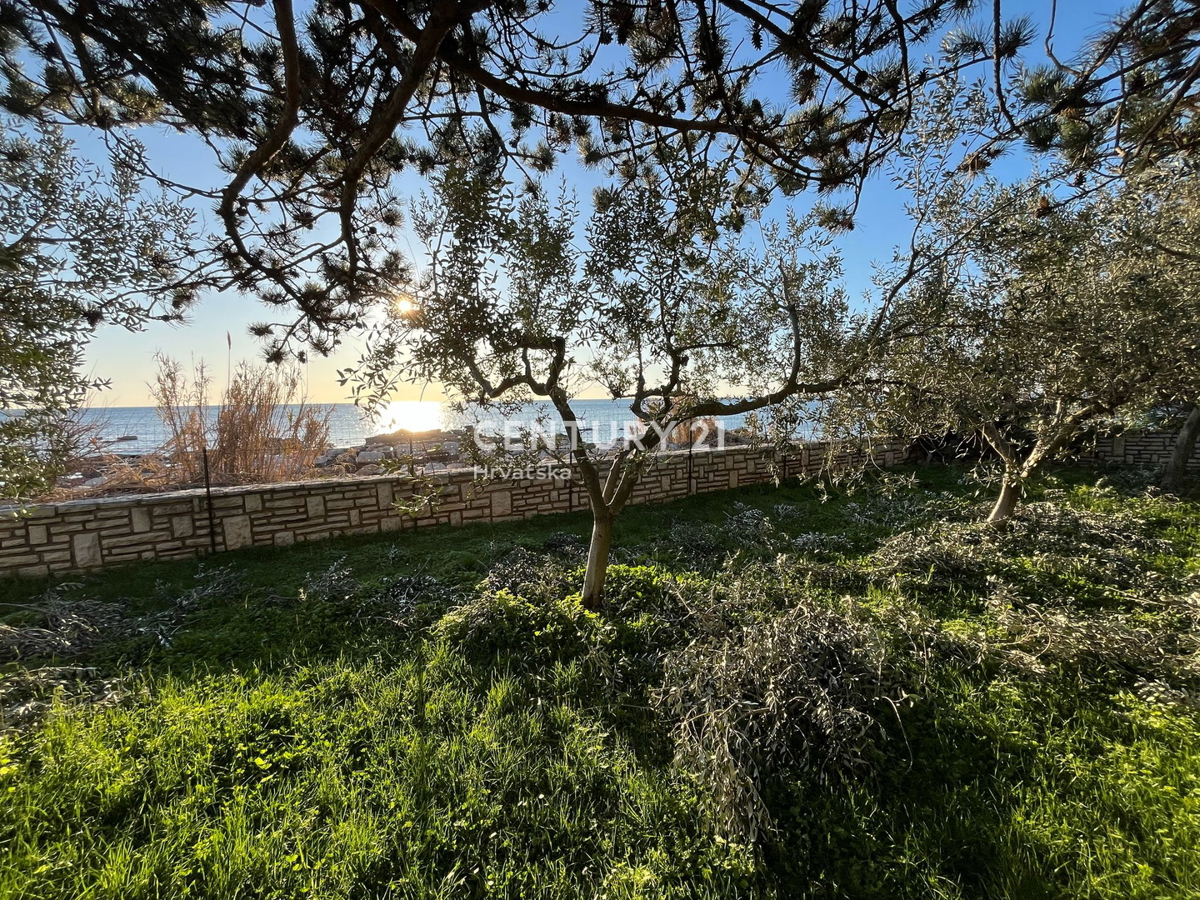 UMAG, DVE PRIZEMNICI Z DIREKTNIM DOSTOPOM DO PLAŽE