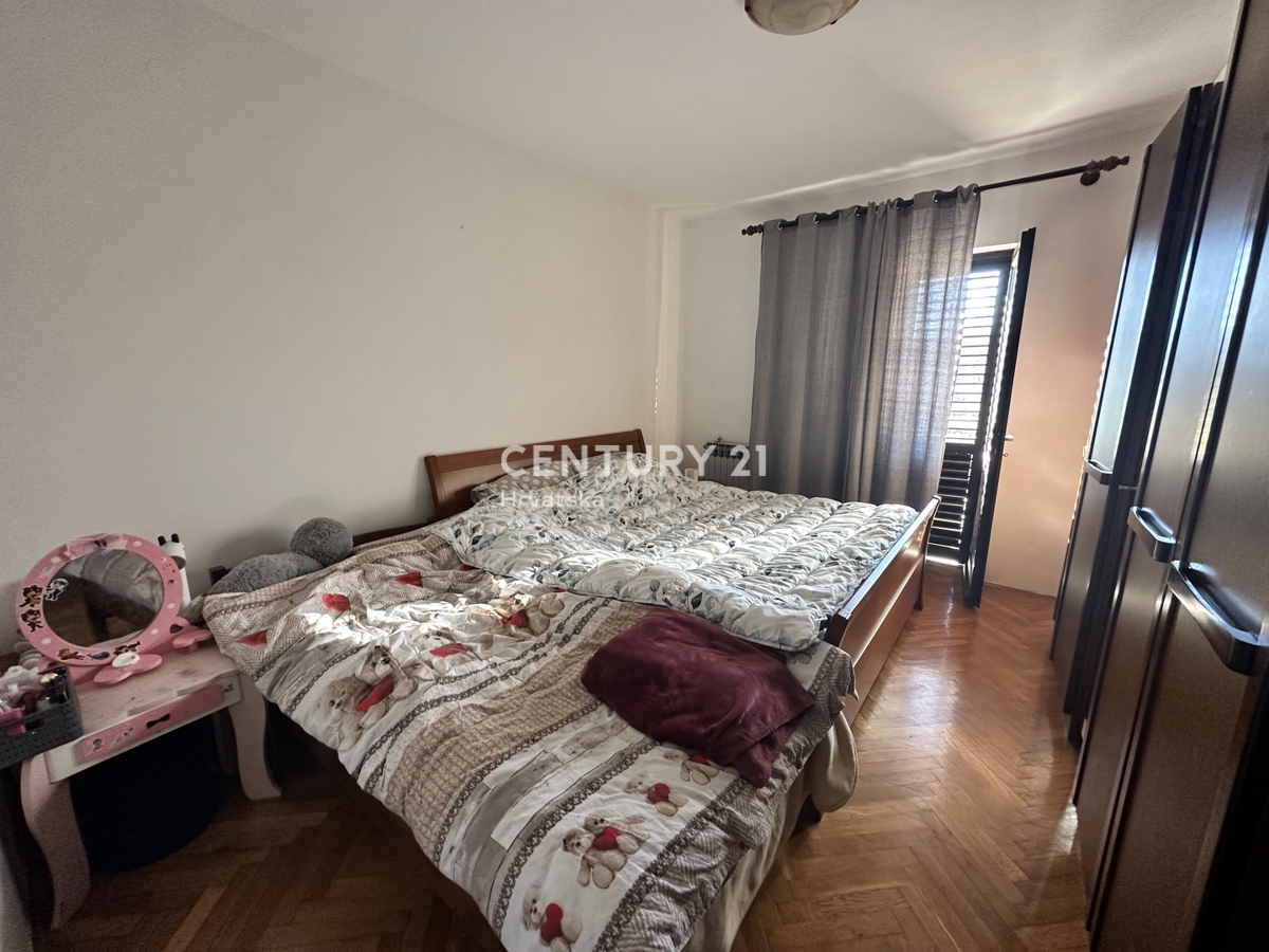 LABIN, PIĆAN, HIŠA Z DVEMA STANOVANJEMA IN VELIKIM DVORIŠČEM