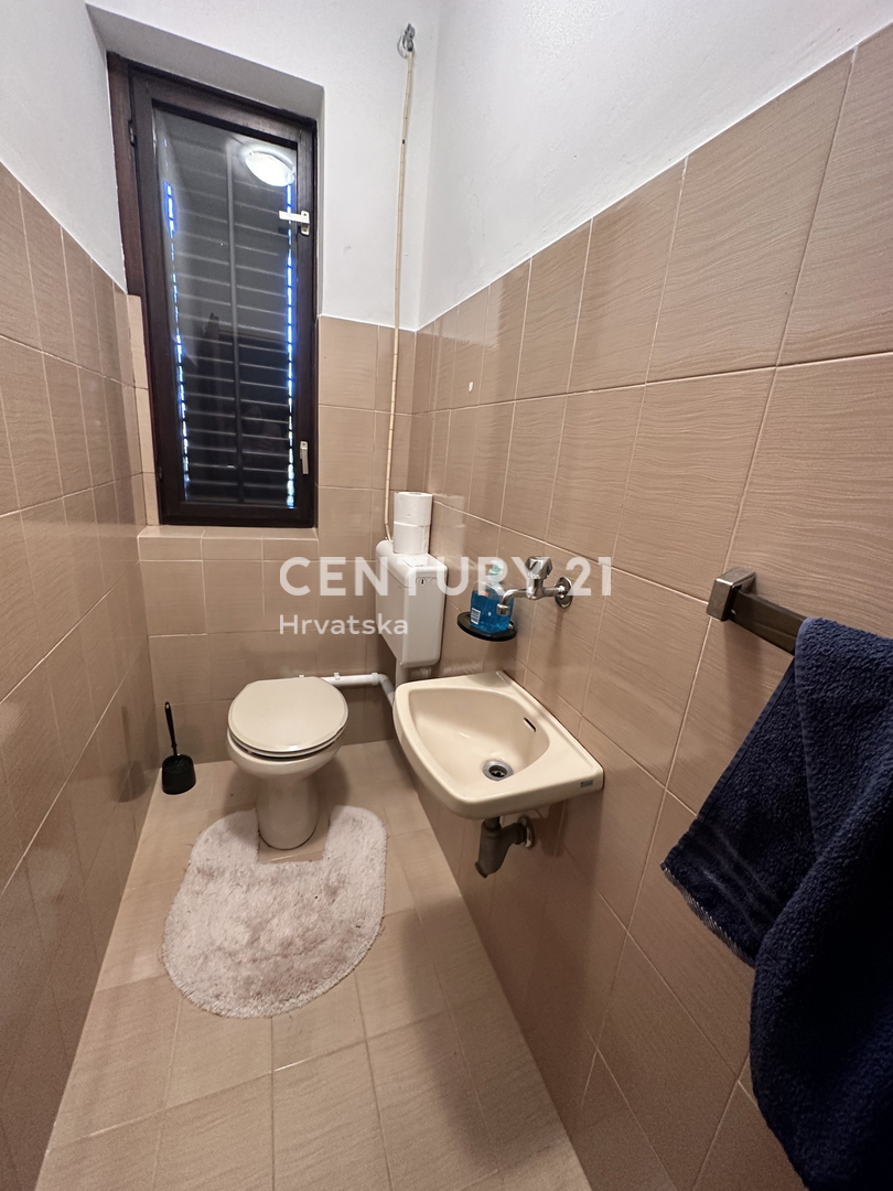 LABIN, PIĆAN, HIŠA Z DVEMA STANOVANJEMA IN VELIKIM DVORIŠČEM