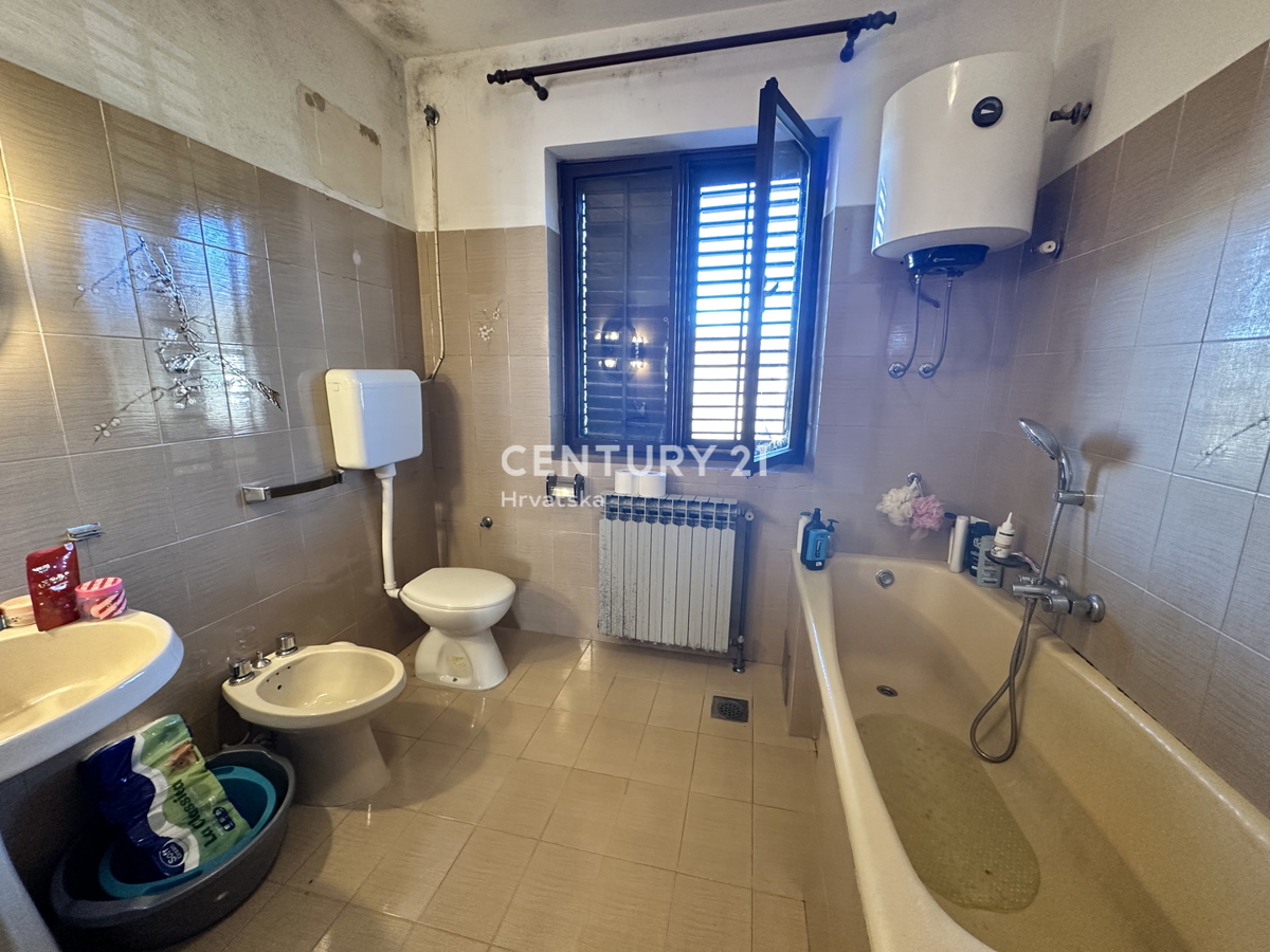 LABIN, PIĆAN, HIŠA Z DVEMA STANOVANJEMA IN VELIKIM DVORIŠČEM