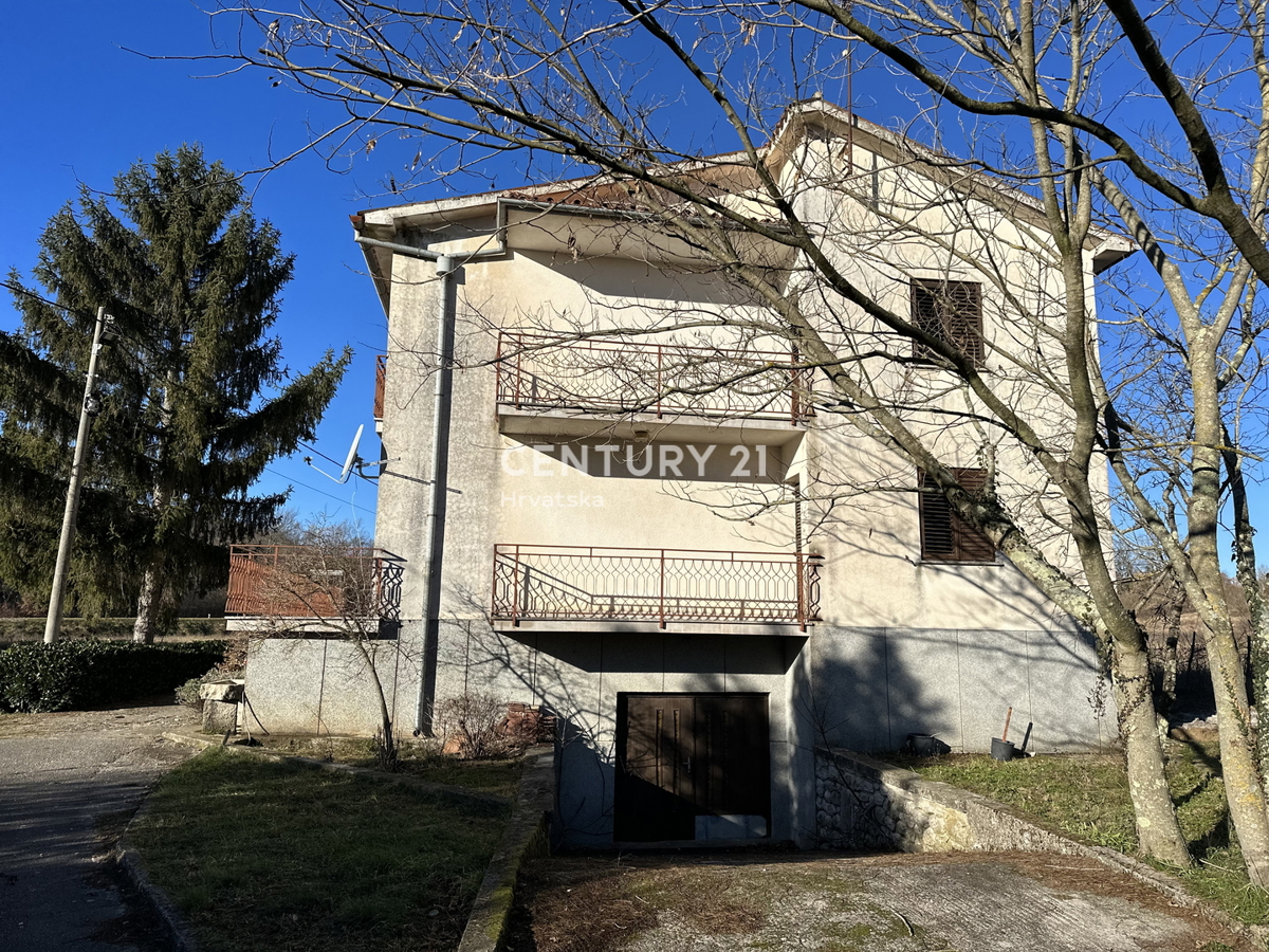 LABIN, PIĆAN, HIŠA Z DVEMA STANOVANJEMA IN VELIKIM DVORIŠČEM