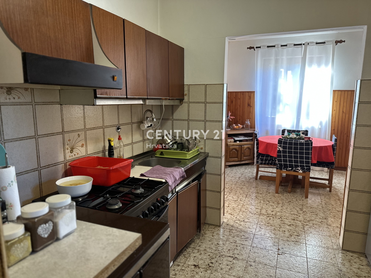 LABIN, PIĆAN, HIŠA Z DVEMA STANOVANJEMA IN VELIKIM DVORIŠČEM