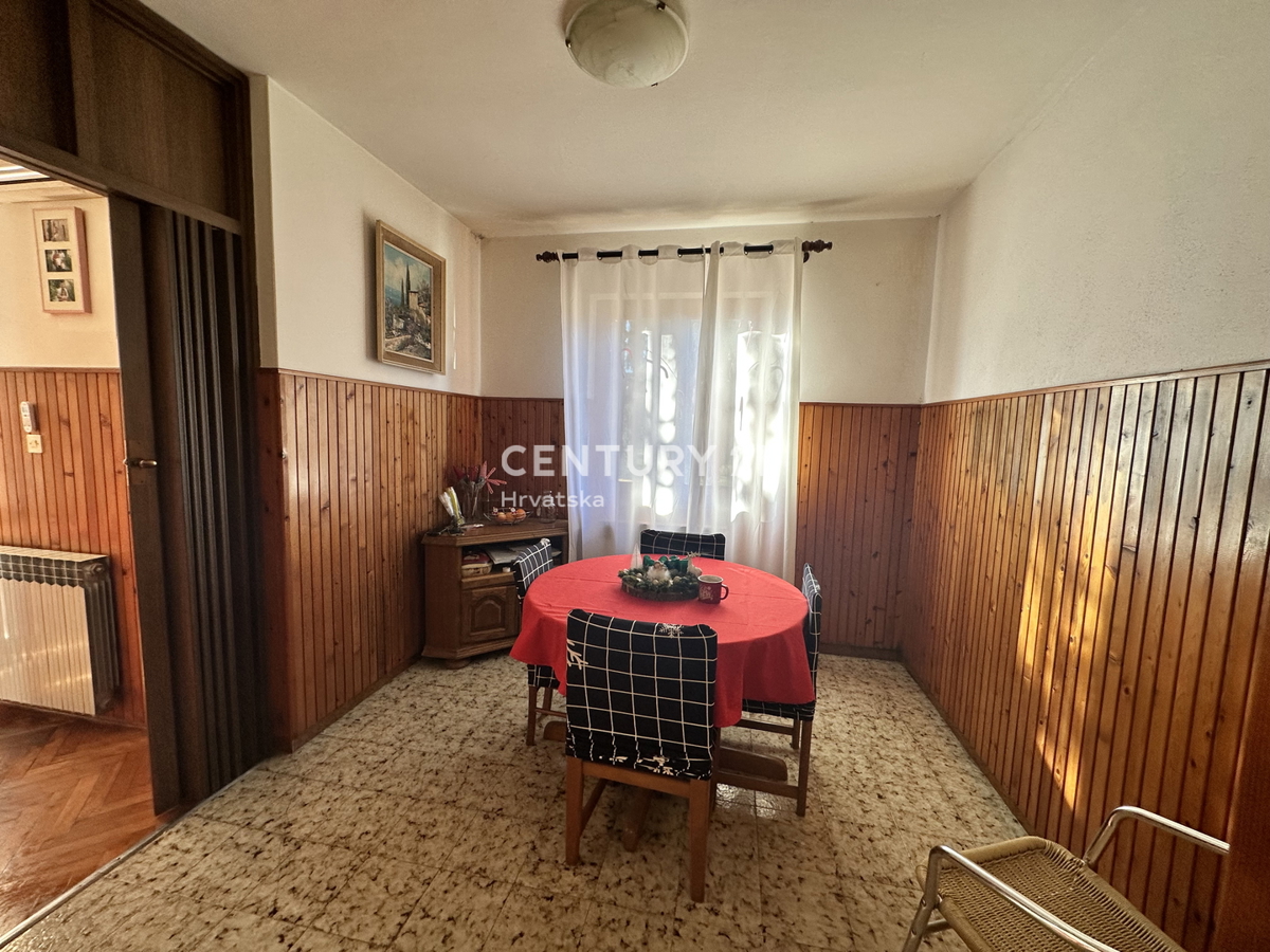 LABIN, PIĆAN, HIŠA Z DVEMA STANOVANJEMA IN VELIKIM DVORIŠČEM