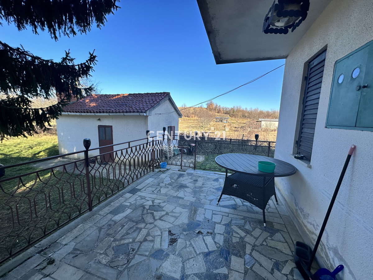 LABIN, PIĆAN, HIŠA Z DVEMA STANOVANJEMA IN VELIKIM DVORIŠČEM