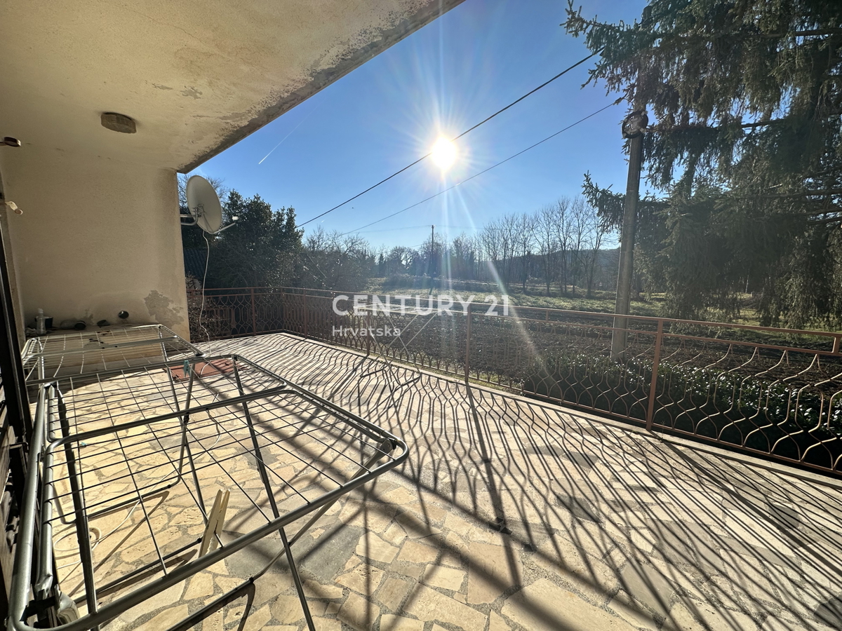 LABIN, PIĆAN, HIŠA Z DVEMA STANOVANJEMA IN VELIKIM DVORIŠČEM