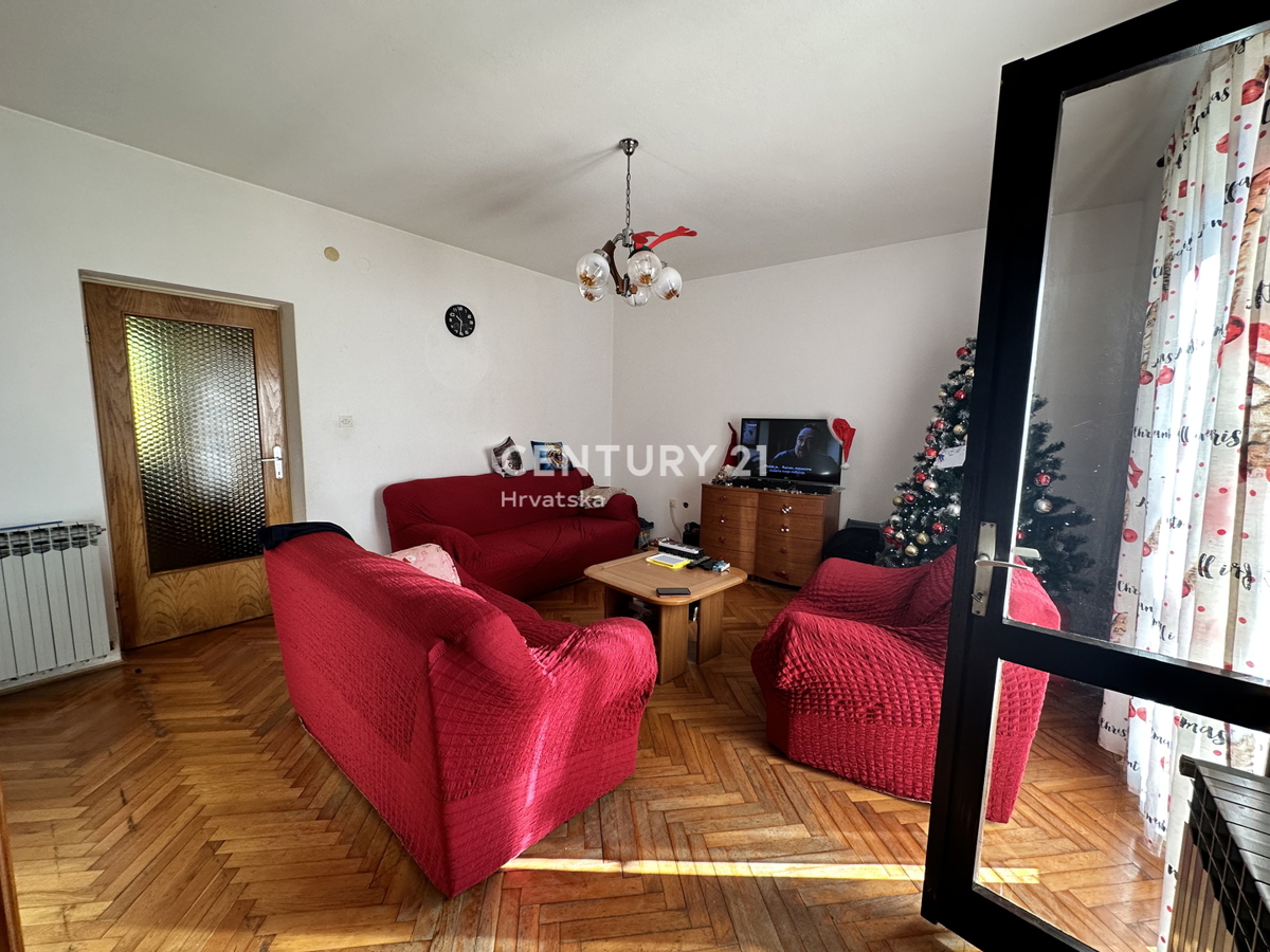 LABIN, PIĆAN, HIŠA Z DVEMA STANOVANJEMA IN VELIKIM DVORIŠČEM