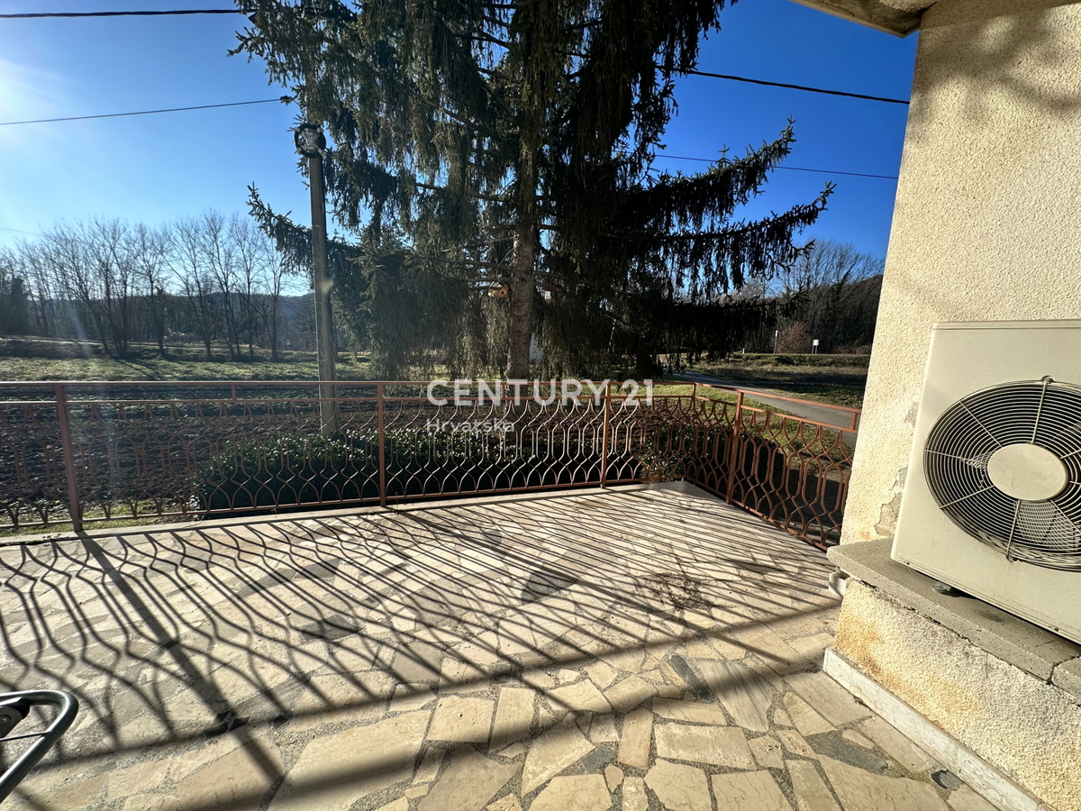 LABIN, PIĆAN, HIŠA Z DVEMA STANOVANJEMA IN VELIKIM DVORIŠČEM