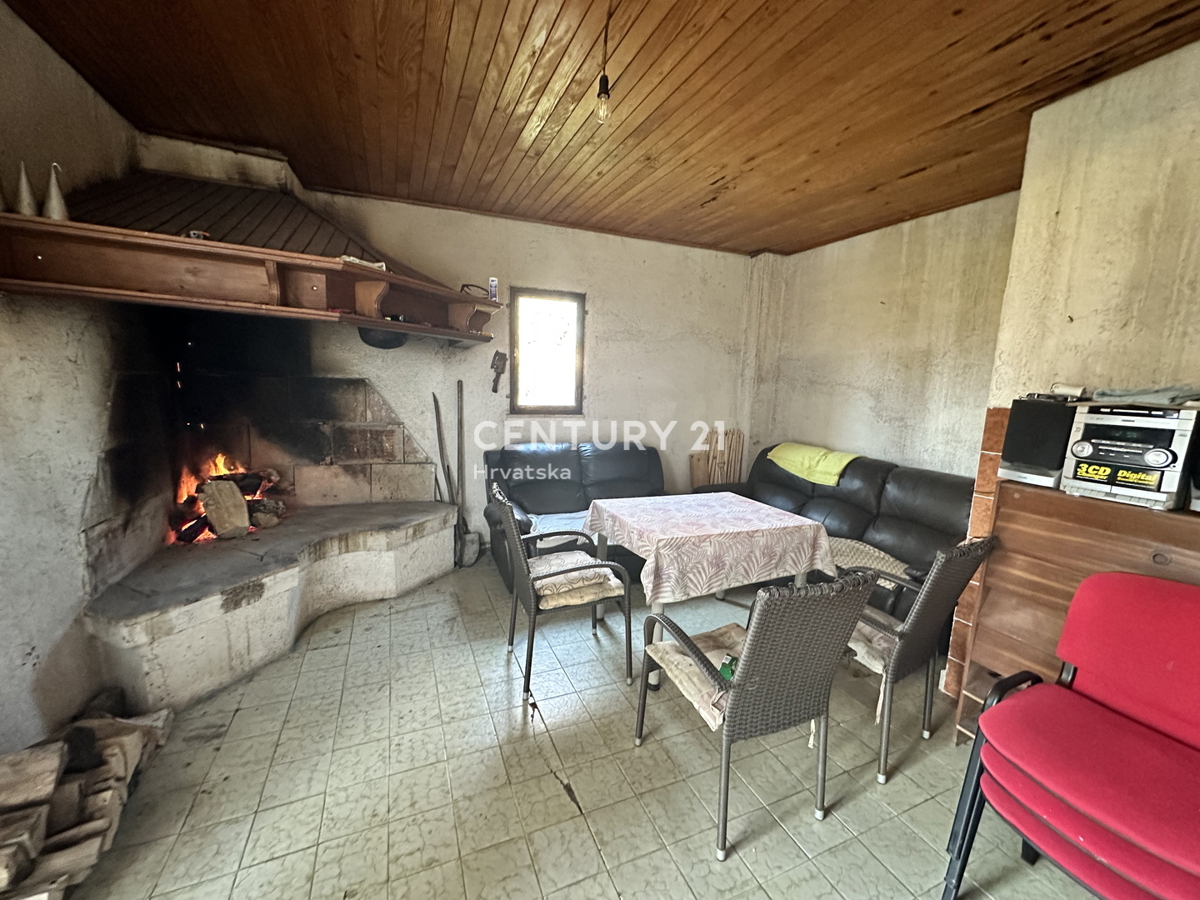 LABIN, PIĆAN, HIŠA Z DVEMA STANOVANJEMA IN VELIKIM DVORIŠČEM