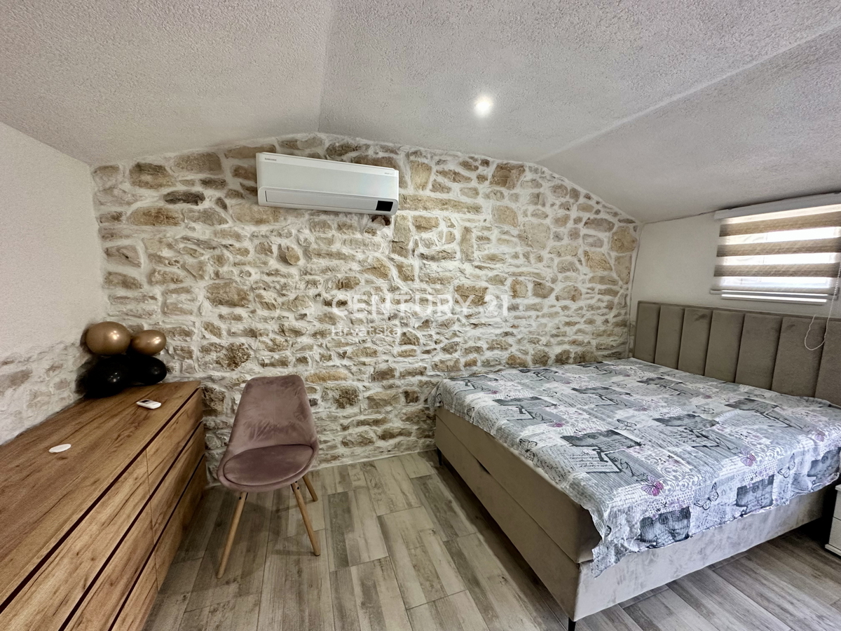 LABIN, NEDEŠČINA, RENOVIRANA KAMNITA HIŠA Z GARAŽO IN LEPIM DVORIŠČEM