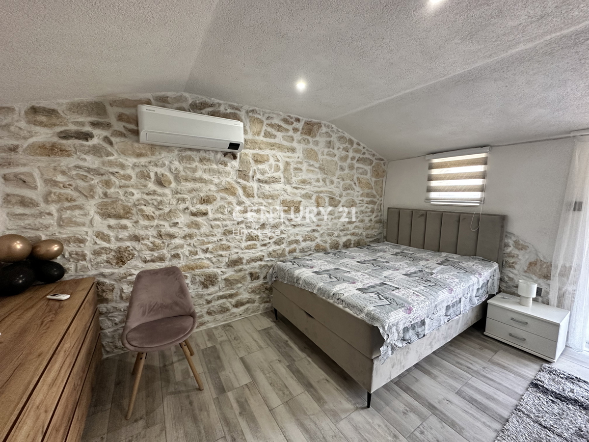 LABIN, NEDEŠČINA, RENOVIRANA KAMNITA HIŠA Z GARAŽO IN LEPIM DVORIŠČEM