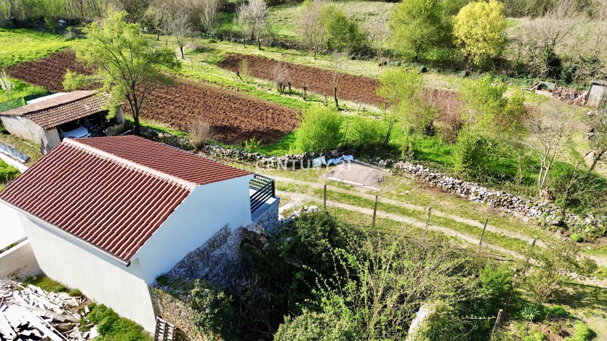LABIN, NEDEŠČINA, RENOVIRANA KAMNITA HIŠA Z GARAŽO IN LEPIM DVORIŠČEM