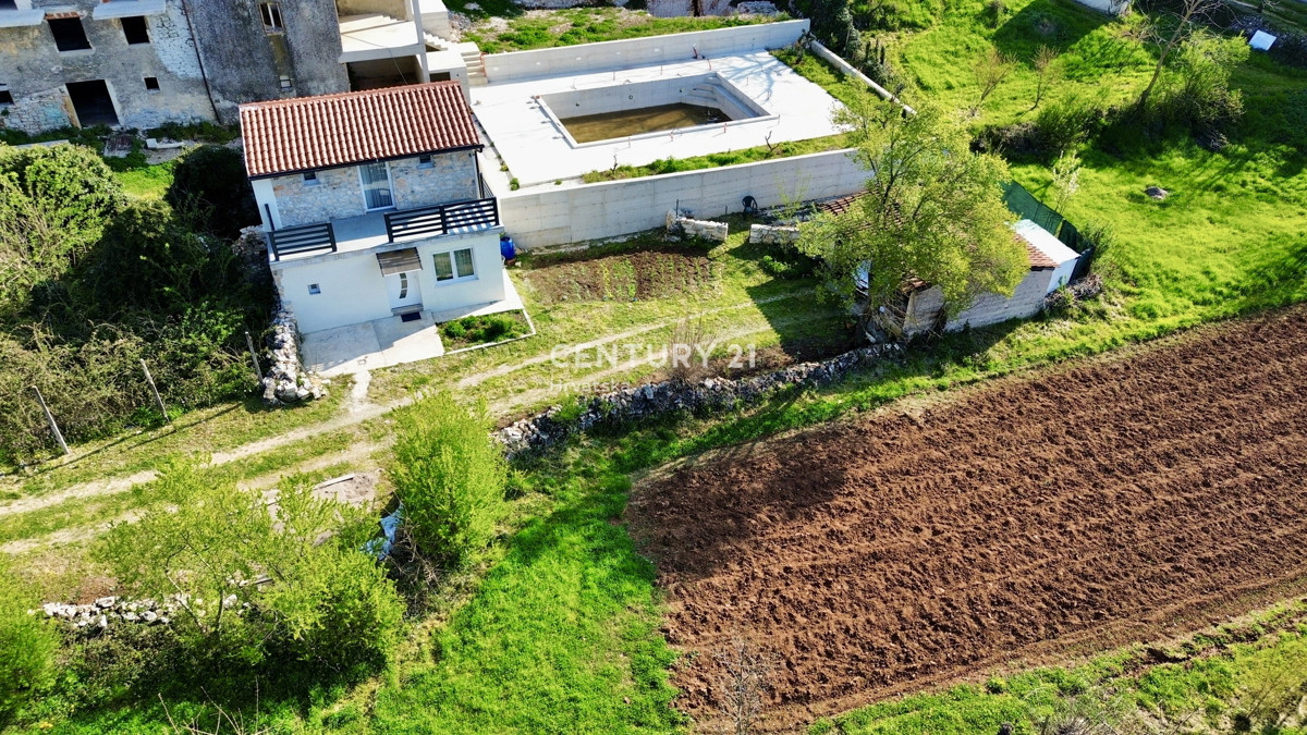 LABIN, NEDEŠČINA, RENOVIRANA KAMNITA HIŠA Z GARAŽO IN LEPIM DVORIŠČEM