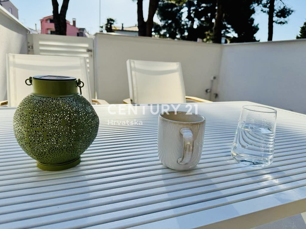NOVIGRAD, VRHUNSKO STUDIO STANOVANJE LE 200 METROV OD PLAŽE