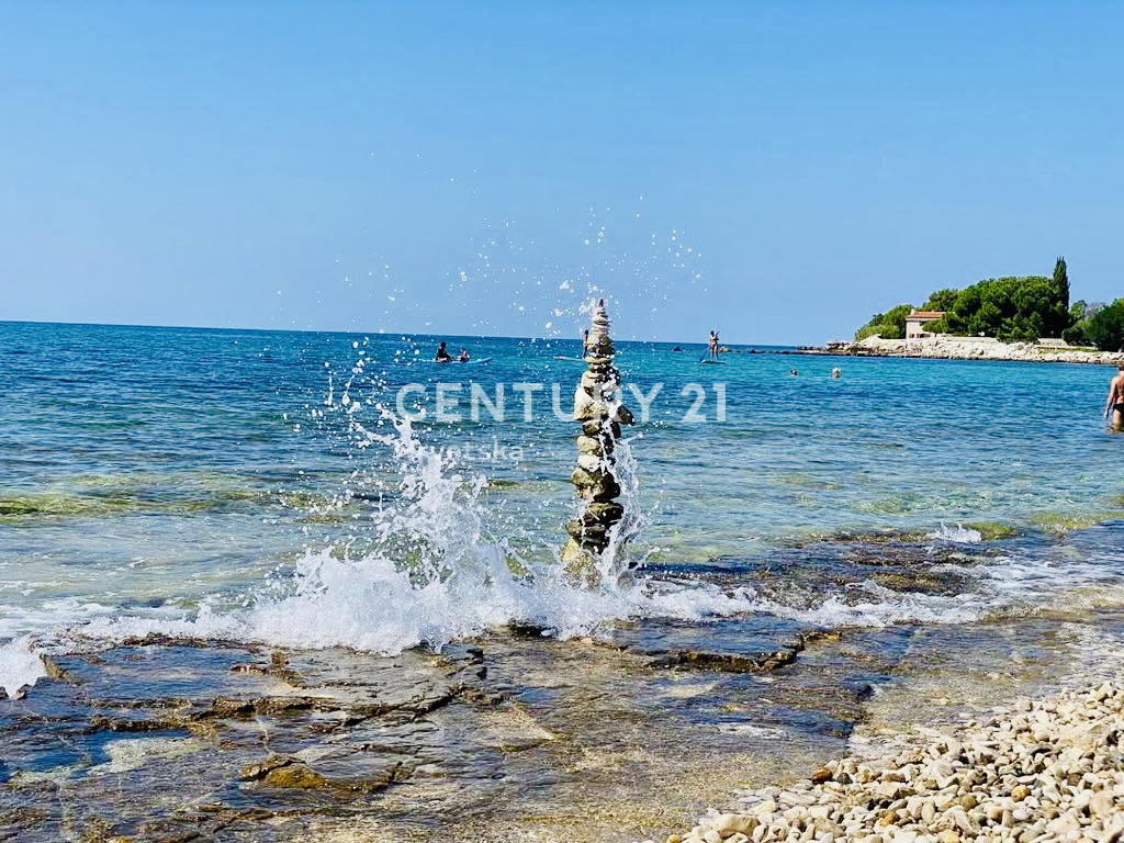NOVIGRAD, VRHUNSKO STUDIO STANOVANJE LE 200 METROV OD PLAŽE