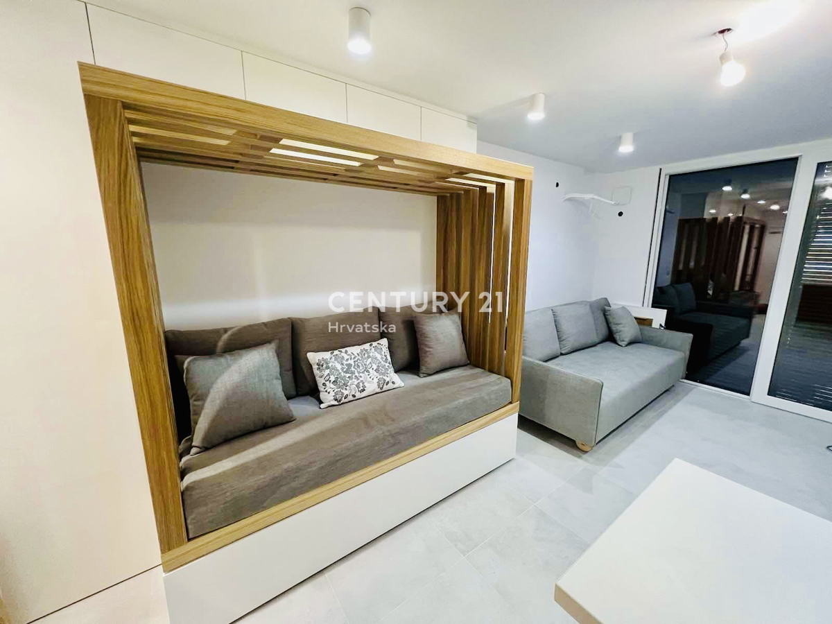 NOVIGRAD, VRHUNSKO STUDIO STANOVANJE LE 200 METROV OD PLAŽE