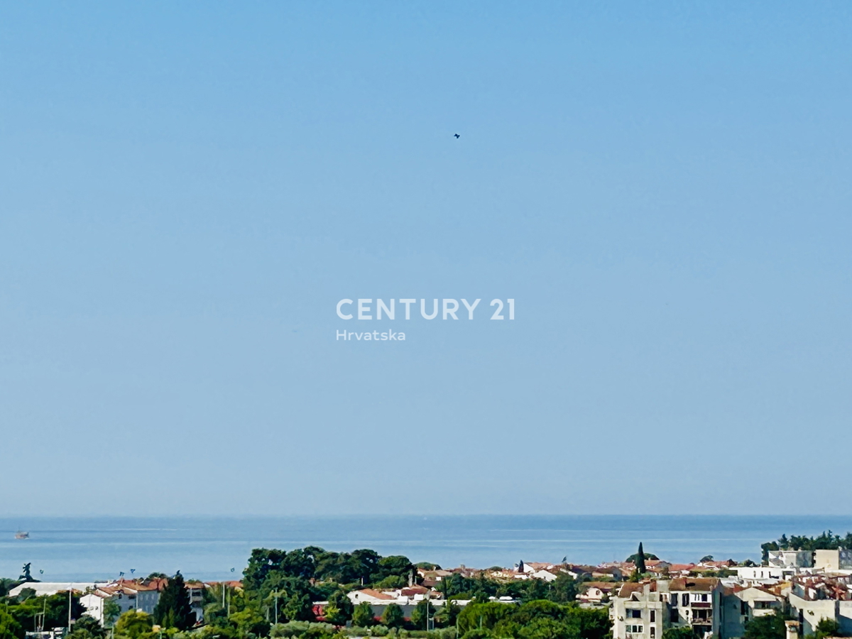 NOVIGRAD, ENOSOBNO STANOVANJE Z RAZGLEDOM NA MORJE