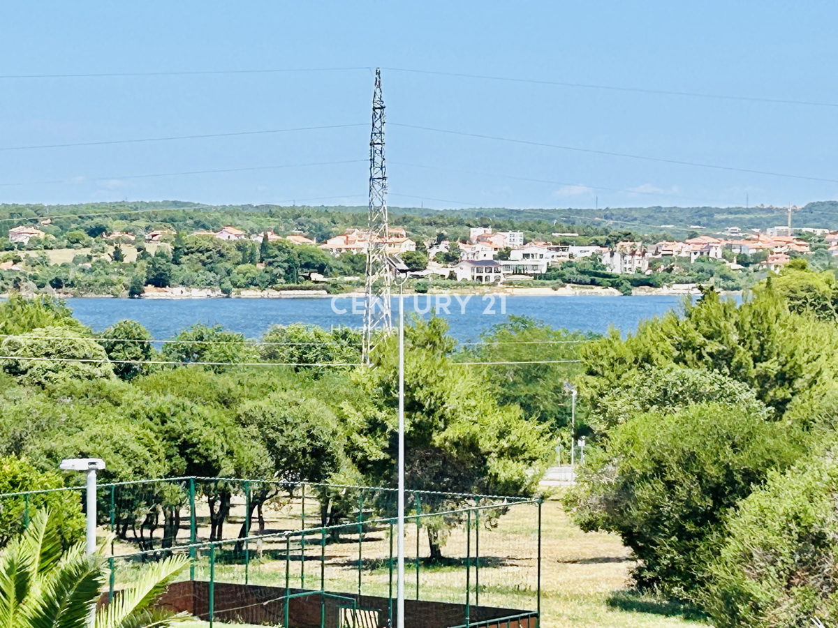 BANJOLE, VOLME, EKSKLUZIVA AGENCIJE, STAN SAMO 200 METROV OD MORJA IN PLAŽE Z VIDLJIVOSTJO NA MORJE