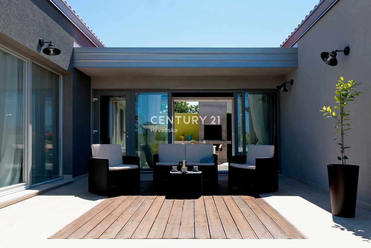 POREČ, PRODAJA SE PRIZEMLJE S BAZENOM