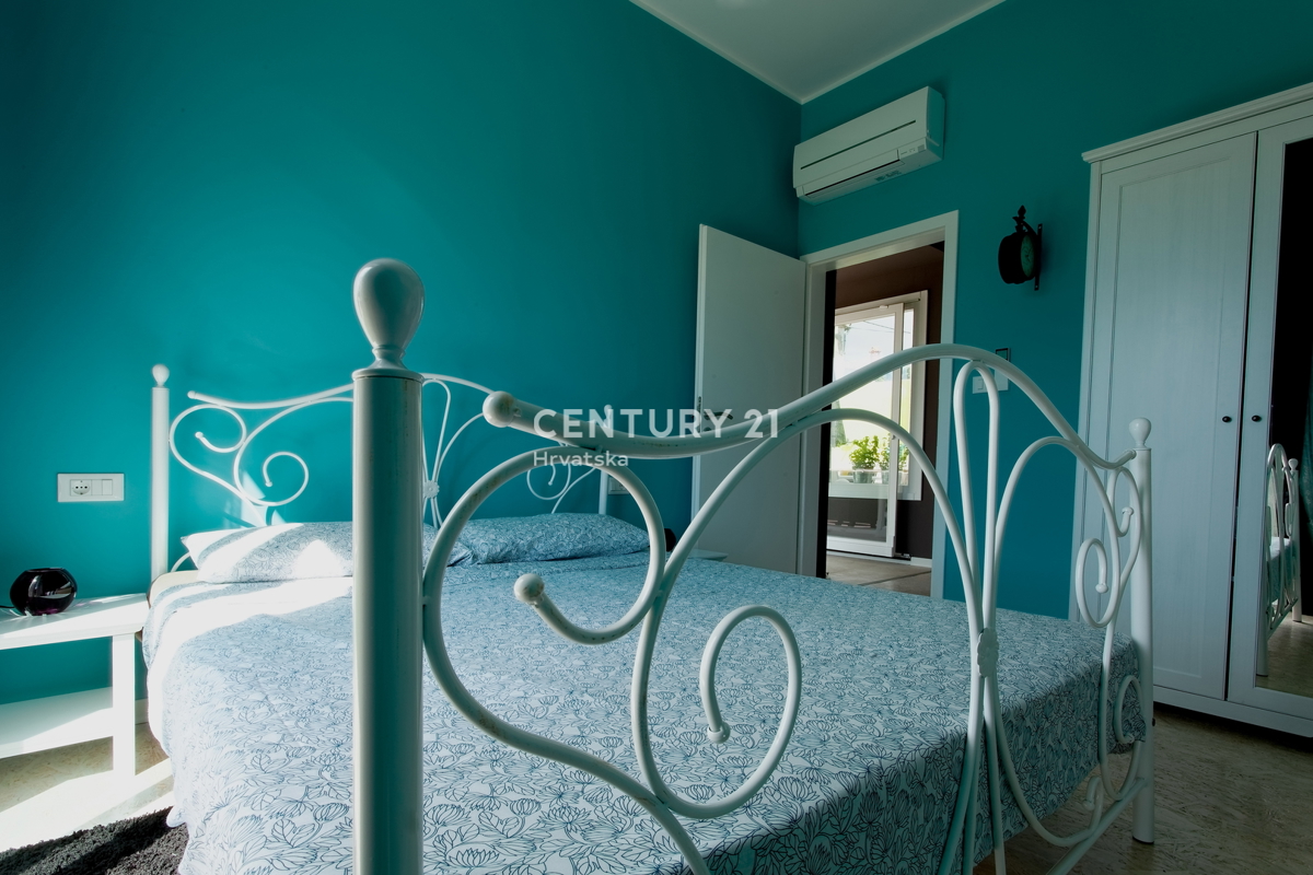 POREČ, PRODAJA SE PRIZEMLJE S BAZENOM